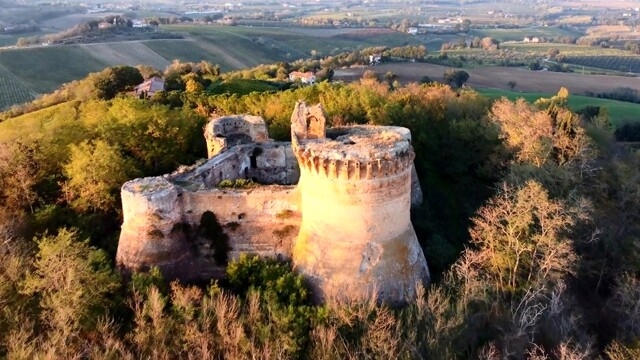 I Sabbioni e la rocca di Monte Poggiolo
